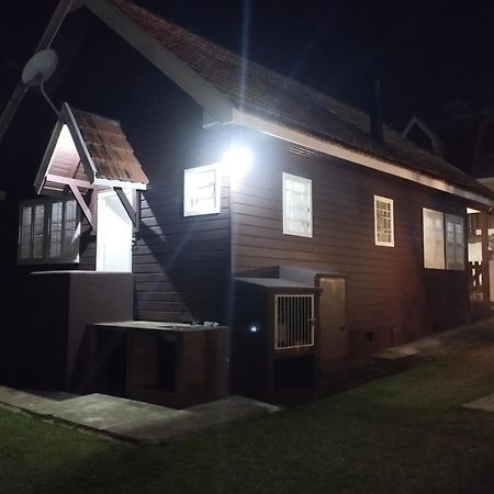 Chale De Madeira - Lareira E Fogueira---Lindo Gramado Com Mesa Para Cafe Da Manha, Churrasqueira E Fogueira Campos do Jordão Exteriör bild