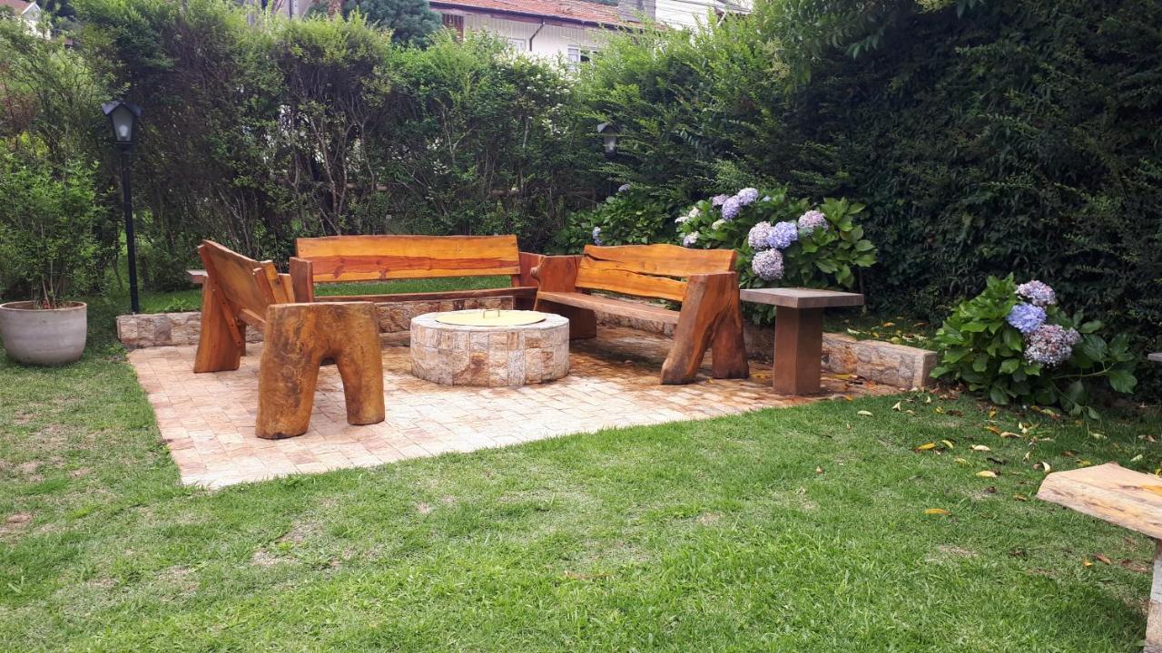 Chale De Madeira - Lareira E Fogueira---Lindo Gramado Com Mesa Para Cafe Da Manha, Churrasqueira E Fogueira Campos do Jordão Exteriör bild
