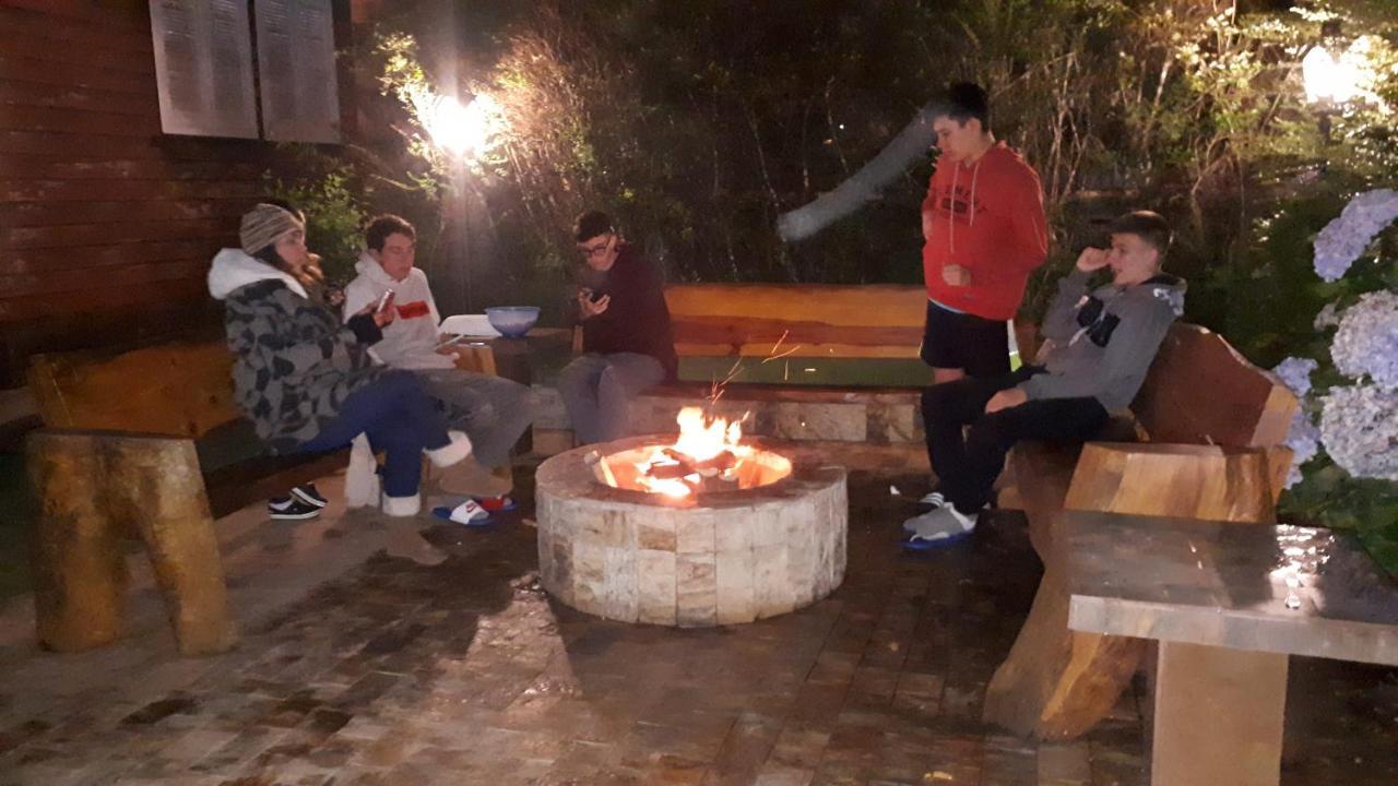 Chale De Madeira - Lareira E Fogueira---Lindo Gramado Com Mesa Para Cafe Da Manha, Churrasqueira E Fogueira Campos do Jordão Exteriör bild