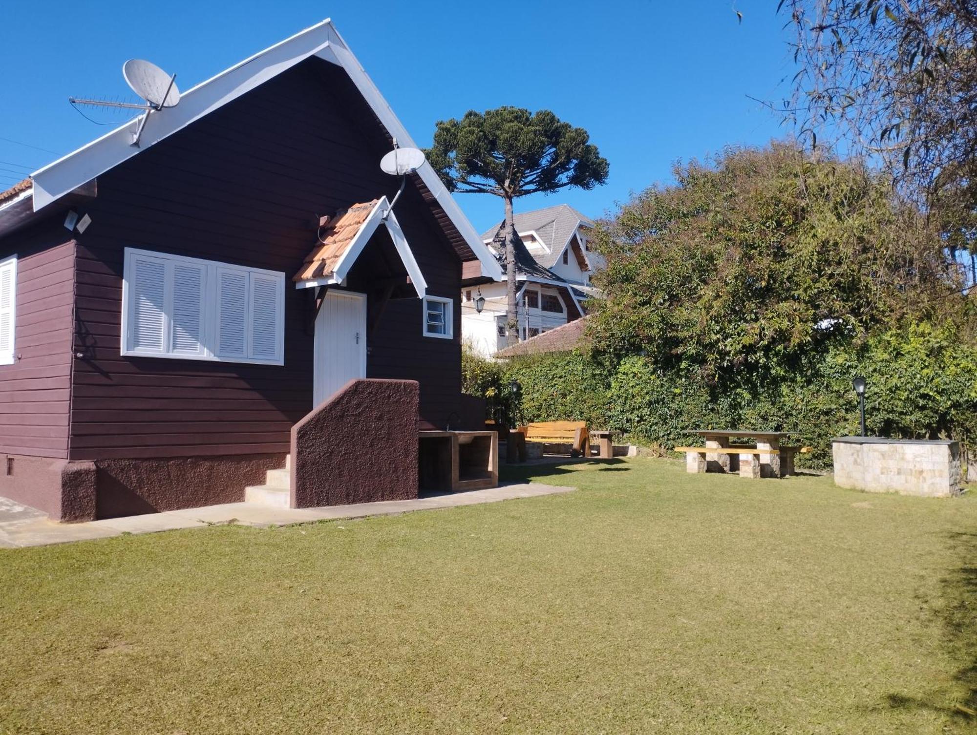 Chale De Madeira - Lareira E Fogueira---Lindo Gramado Com Mesa Para Cafe Da Manha, Churrasqueira E Fogueira Campos do Jordão Exteriör bild